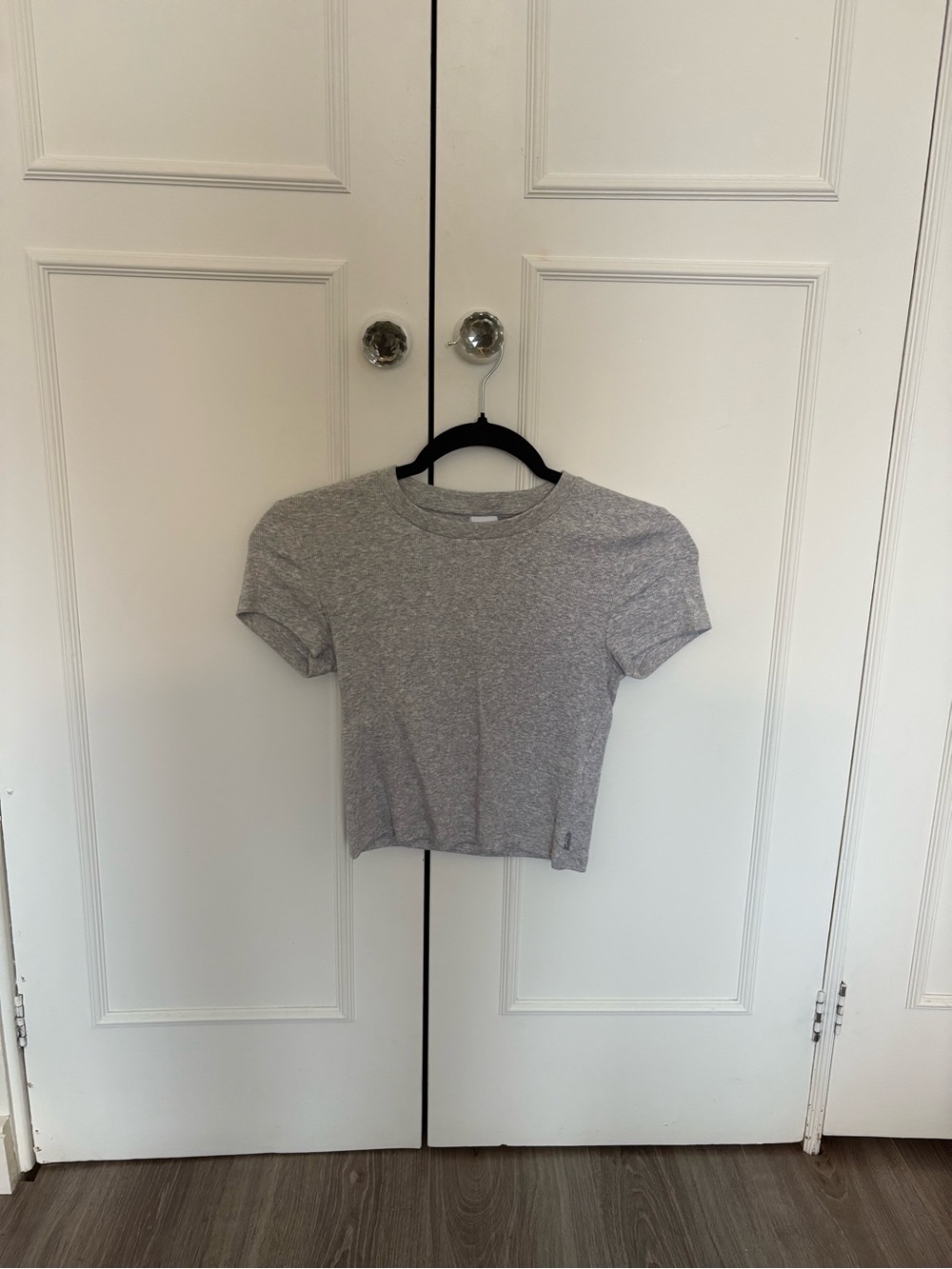 Aritzia TNA Gray Cropped Ribbed Tee